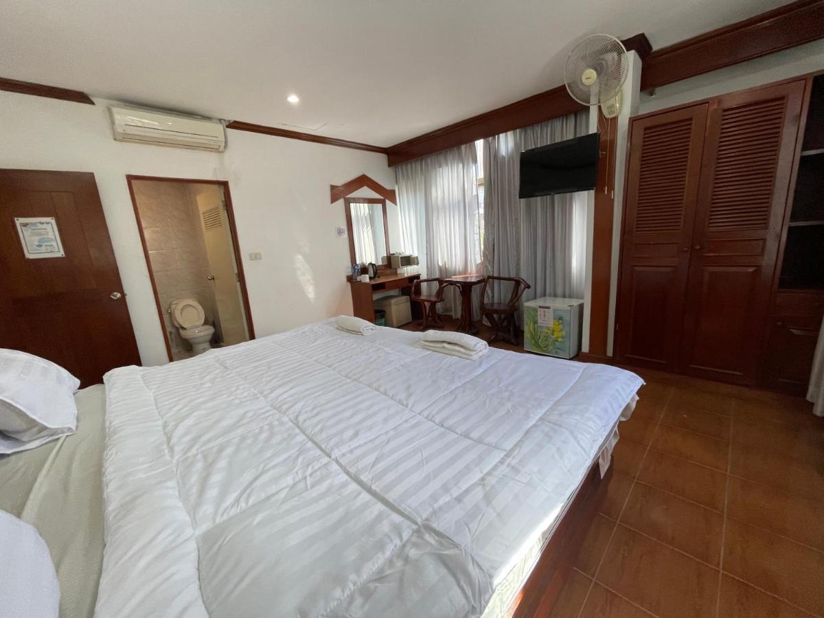 Centre Point Patong Hotel Bagian luar foto