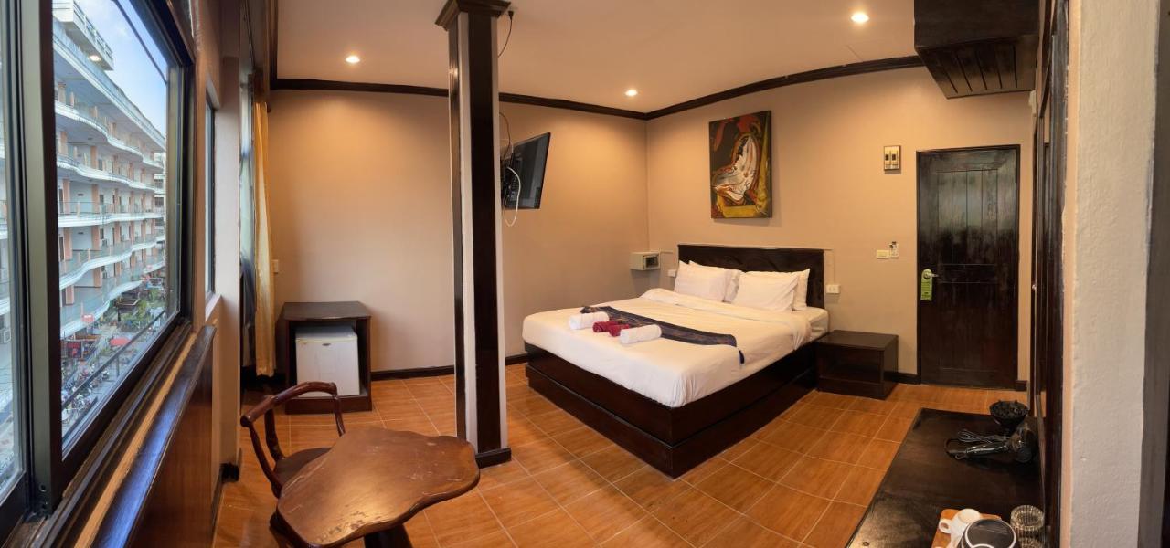 Centre Point Patong Hotel Bagian luar foto