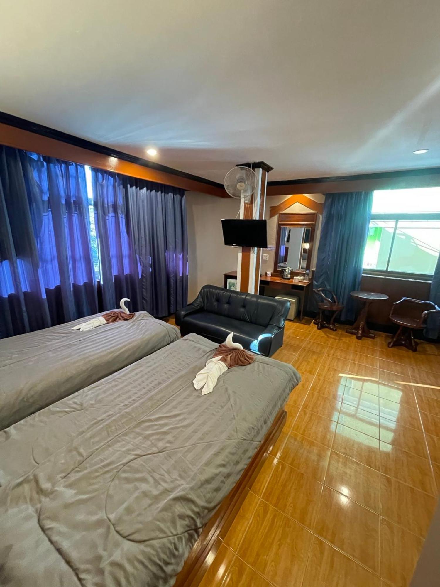 Centre Point Patong Hotel Bagian luar foto