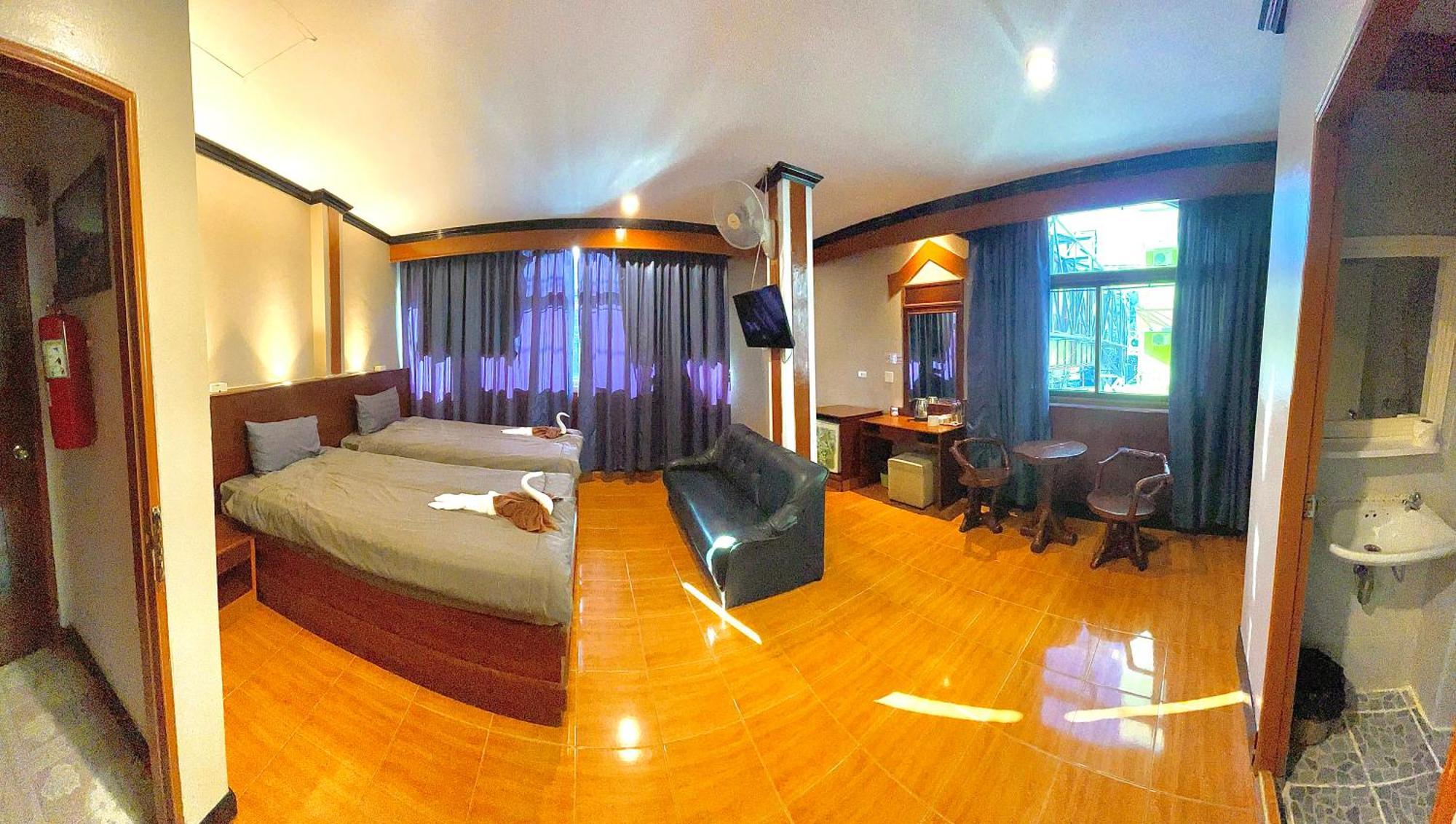 Centre Point Patong Hotel Bagian luar foto