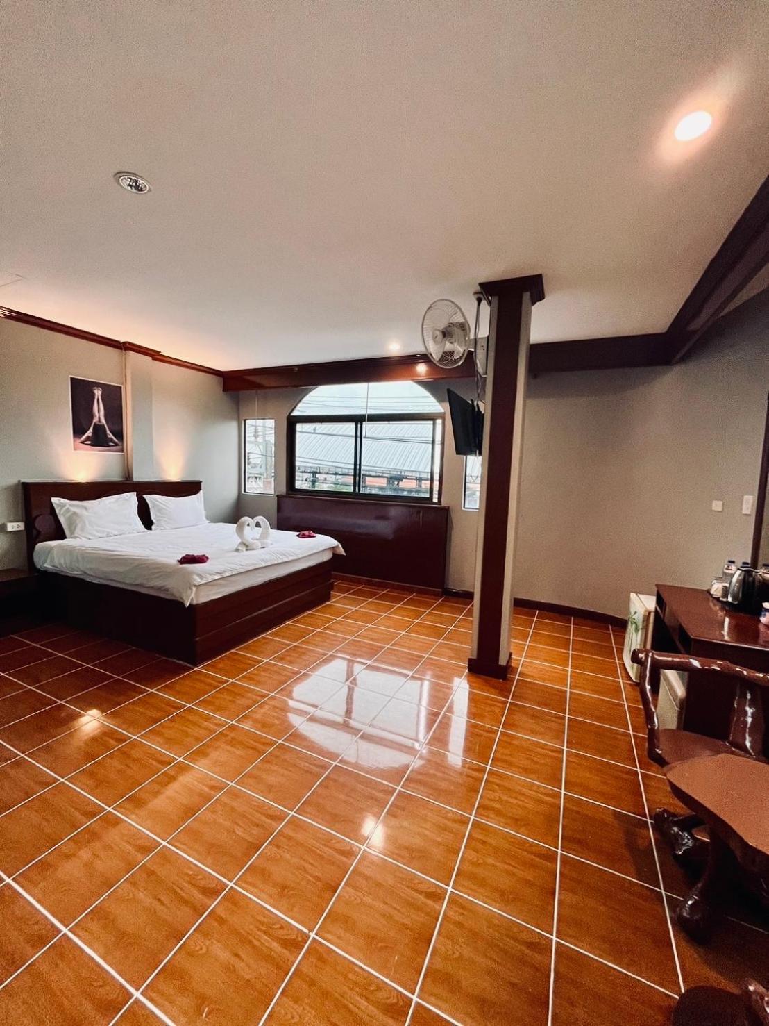 Centre Point Patong Hotel Bagian luar foto