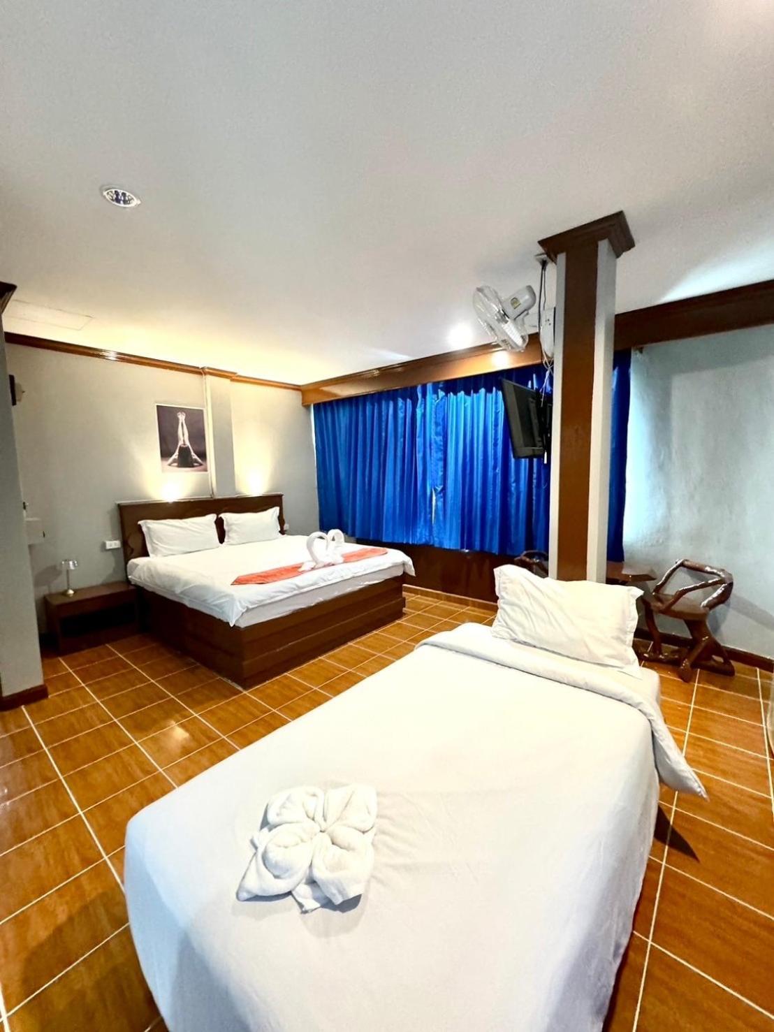 Centre Point Patong Hotel Bagian luar foto