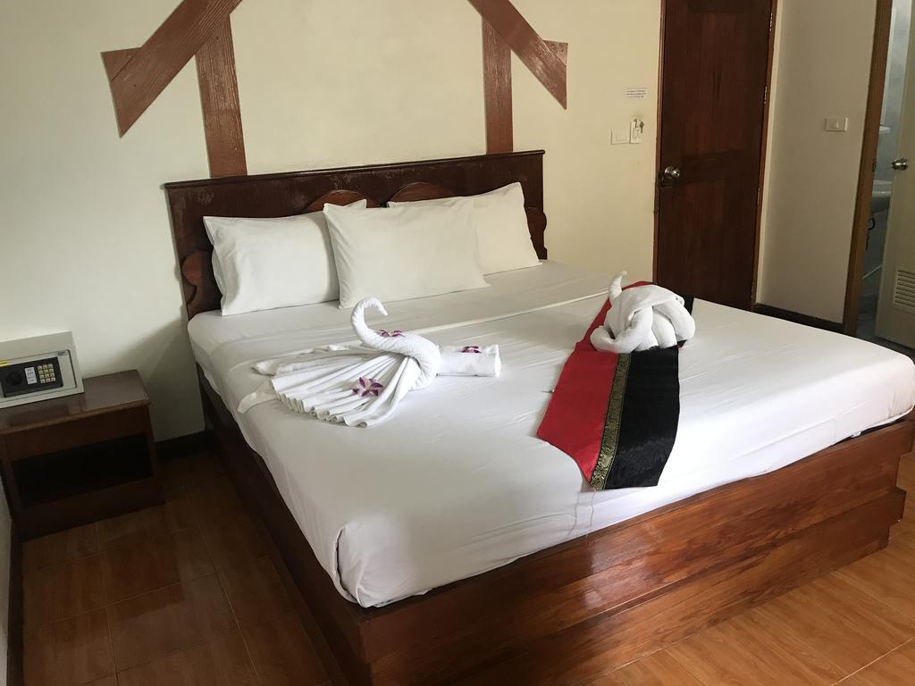Centre Point Patong Hotel Bagian luar foto