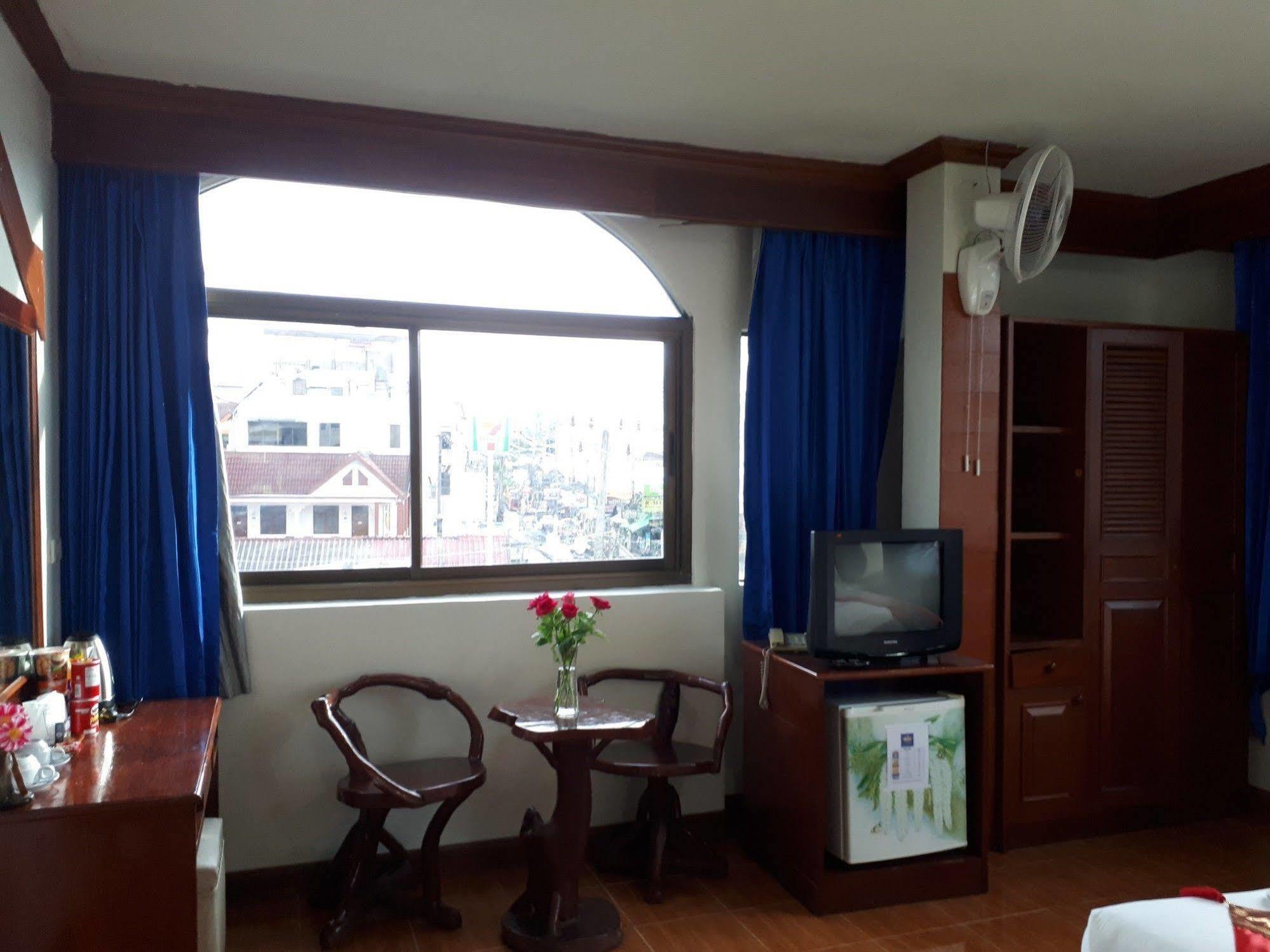 Centre Point Patong Hotel Bagian luar foto