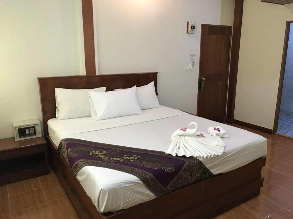 Centre Point Patong Hotel Bagian luar foto